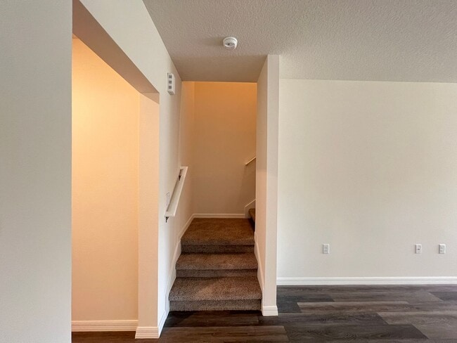 Building Photo - Perfect townhouse -  available now!