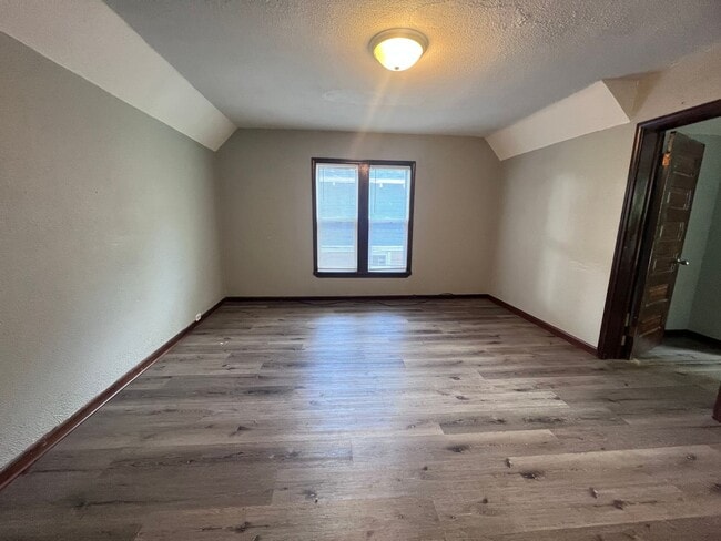 Building Photo - Three Bedroom on the NE Side of GR!