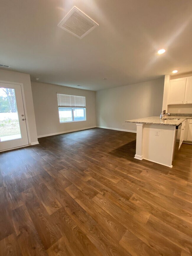 Building Photo - 3 bed 2.5 bath!