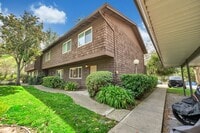 Building Photo - Spacious 4-Bedroom, 2.5-Bath Townhouse Clo...