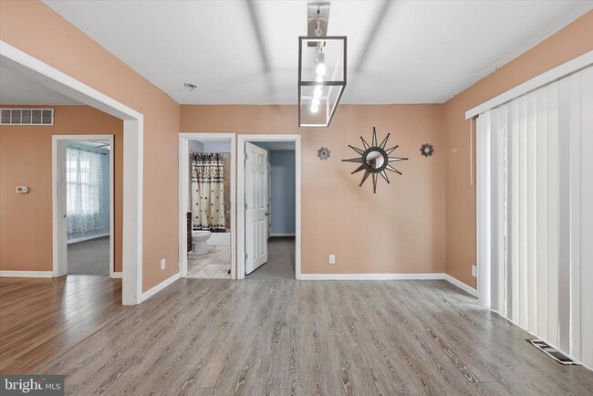 Building Photo - 334 N Oakland Ave