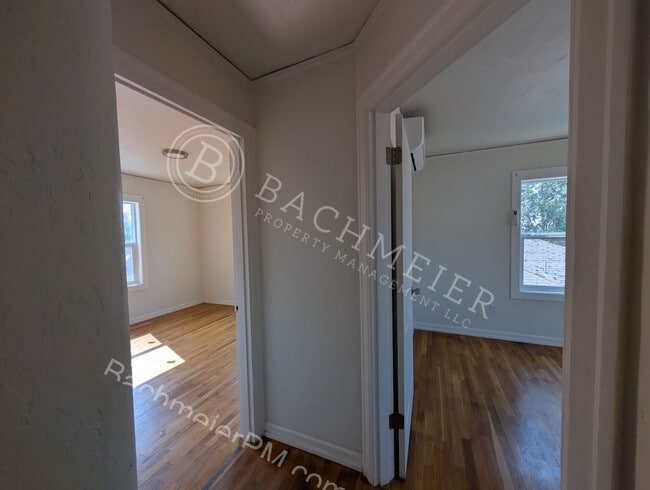 Building Photo - 900 NW Furnish Ave