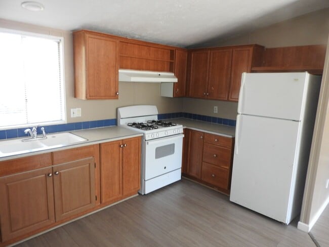 Building Photo - Large double lot with three bedroom manufa...