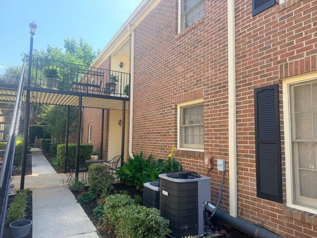 Building Photo - Forest Acres - Lakeshore Condominiums