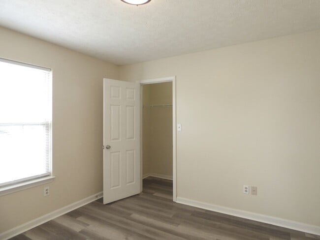 Building Photo - Beautiful Townhouse! All Electric, Washer/...