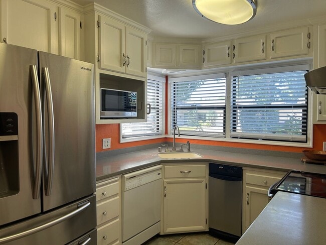 Building Photo - 2 bed, 1 bath, Bonus Room with Built-in Bar