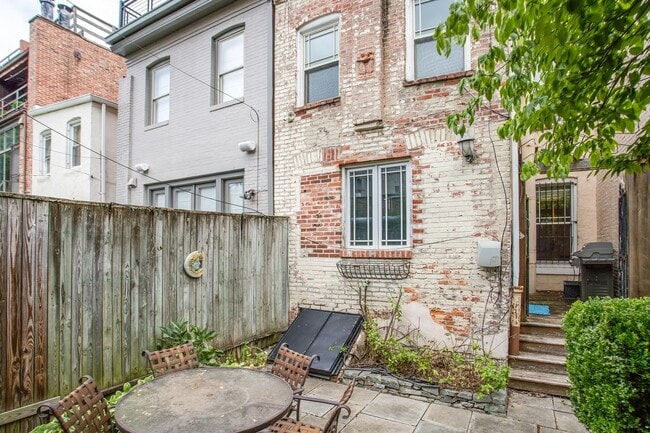 Building Photo - 1512 Swann St NW