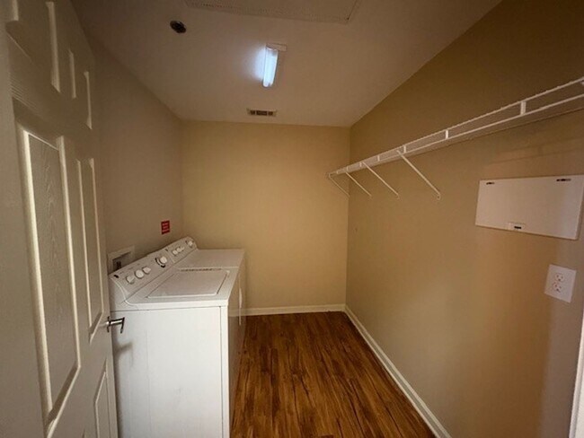 Building Photo - 466 Poplar St