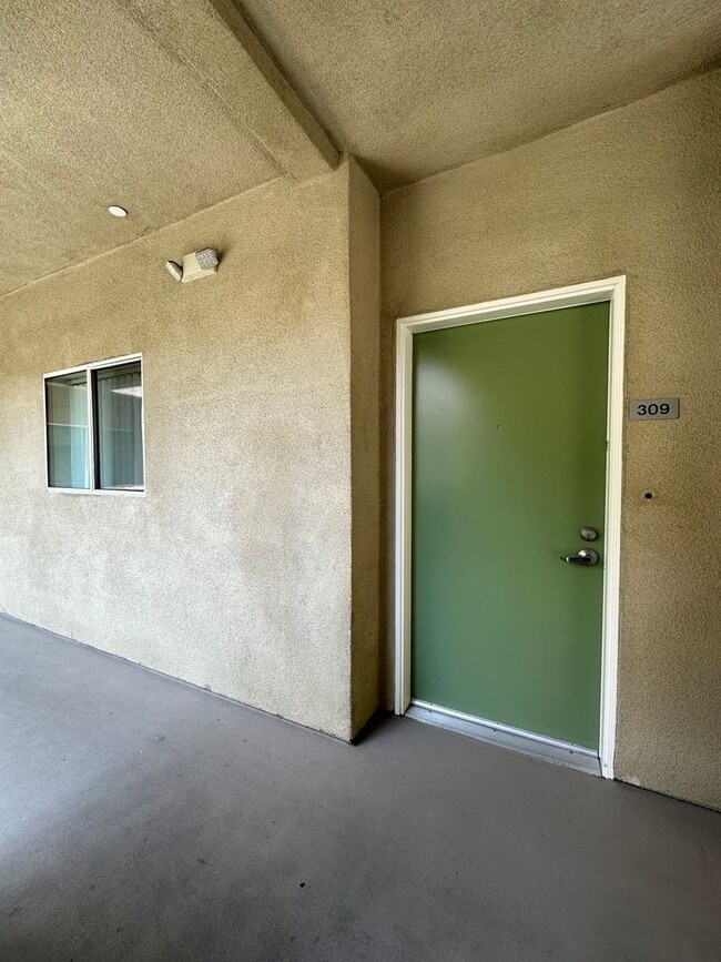 Building Photo - Available Low Income Unit - 2bed2bath cond...