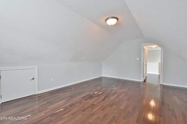Building Photo - 3032 Oakwood Hills Ln