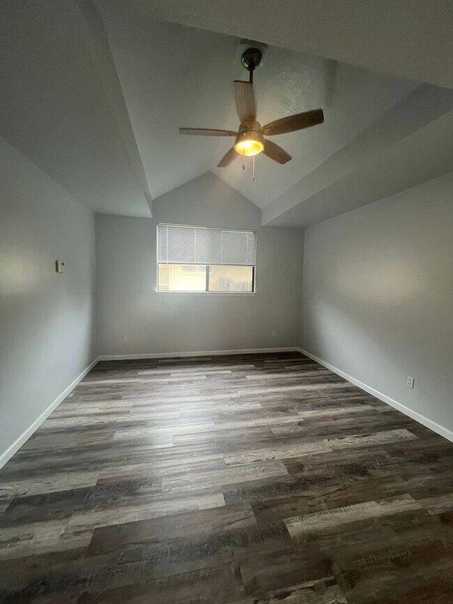 Building Photo - Lovely Home on Corner Lot!