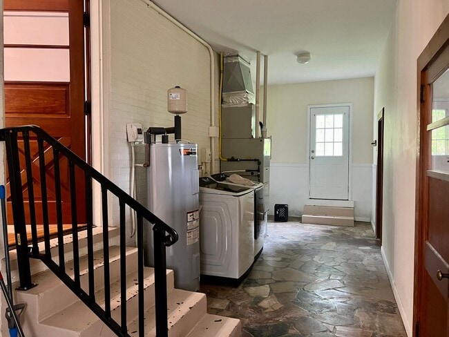 Building Photo - One Level Home! 3or 4 bedroom 1 bath with extra-large den, garage and extra storage on almost an ...