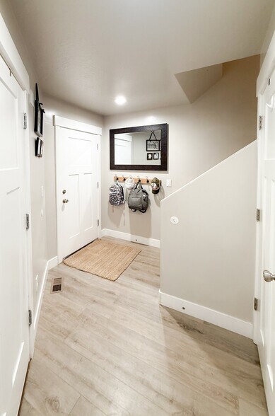 Building Photo - 616 E 625 S