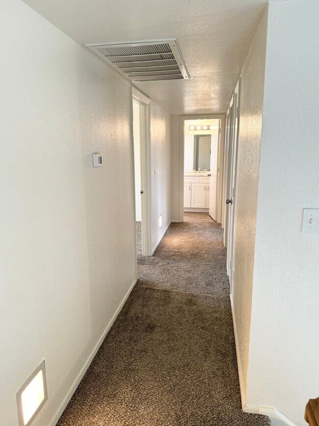 Building Photo - Stunning 4 Bedroom/2.5 Bath Home in Ahwatukee