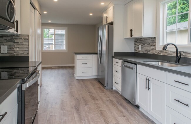 Building Photo - Fully remodeled & move in ready 3 bed 1 ba...