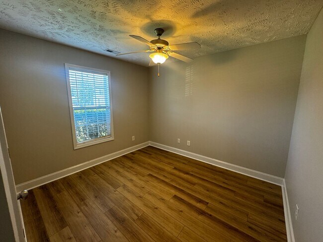 Building Photo - 3 Bedroom 2 Bath with Bonus in Hope Mills