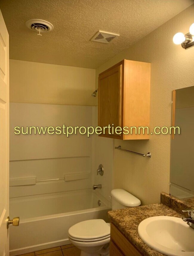 Building Photo - 820 Vine Ave