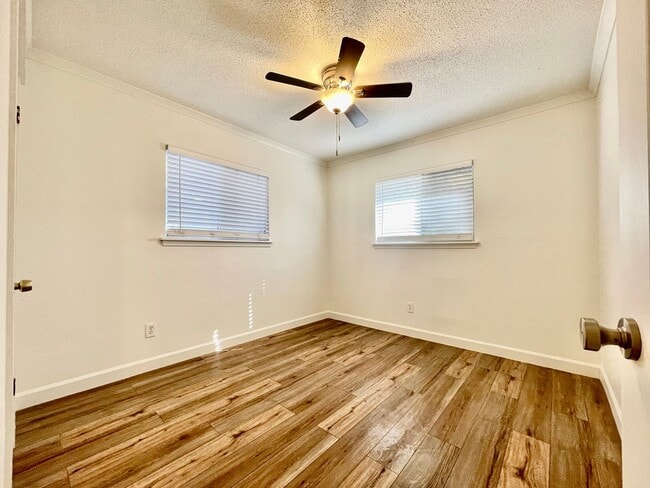 Building Photo - Charming 3 Bedroom Home w/ 1 Car Garage and Large Fenced Yard!!