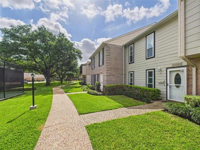Building Photo - 10380 Briar Forest Dr