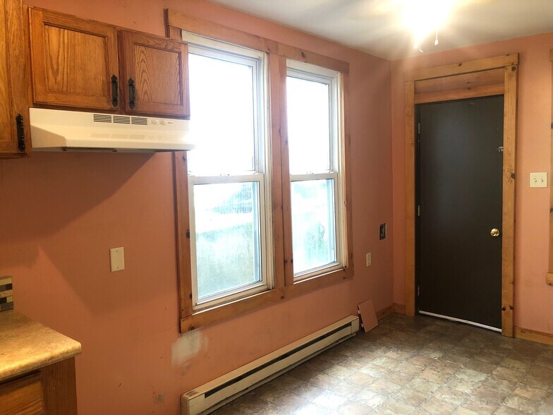 Breakfast Area in Kitchen - 1221 W Walnut St
