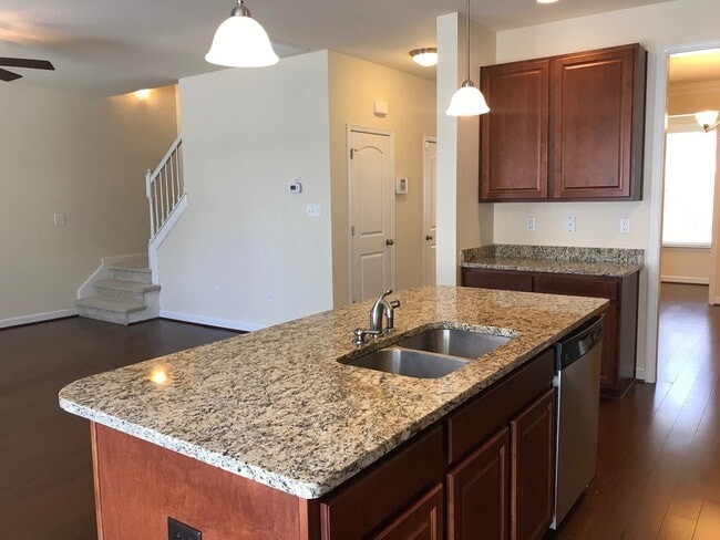 Building Photo - Spacious & Updated 3BR/3BA Home Near Shopping & Interstate Access!