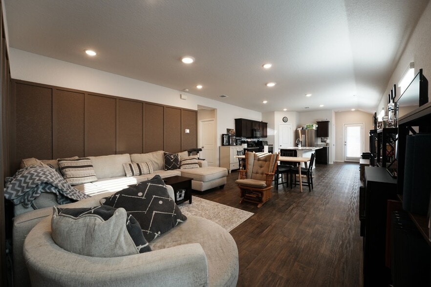 Building Photo - 153 Roanwood Dr