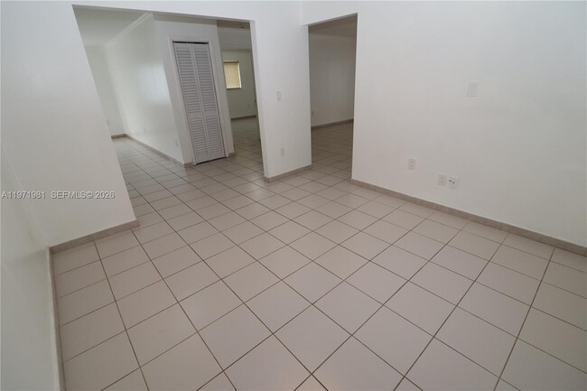 Building Photo - 230 SW 30th Ave