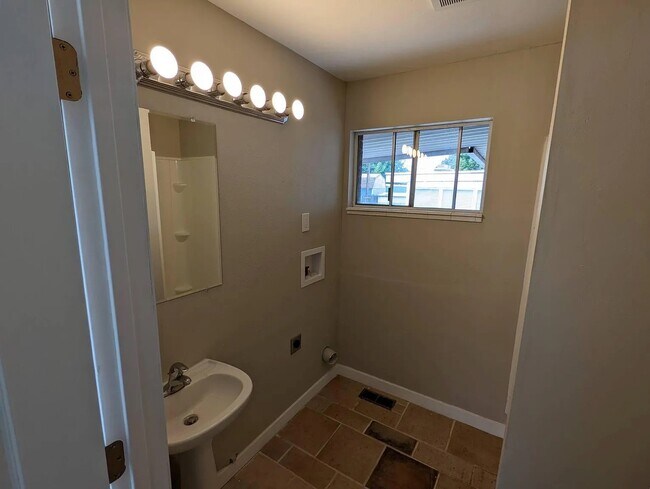 Building Photo - 1025 500 N