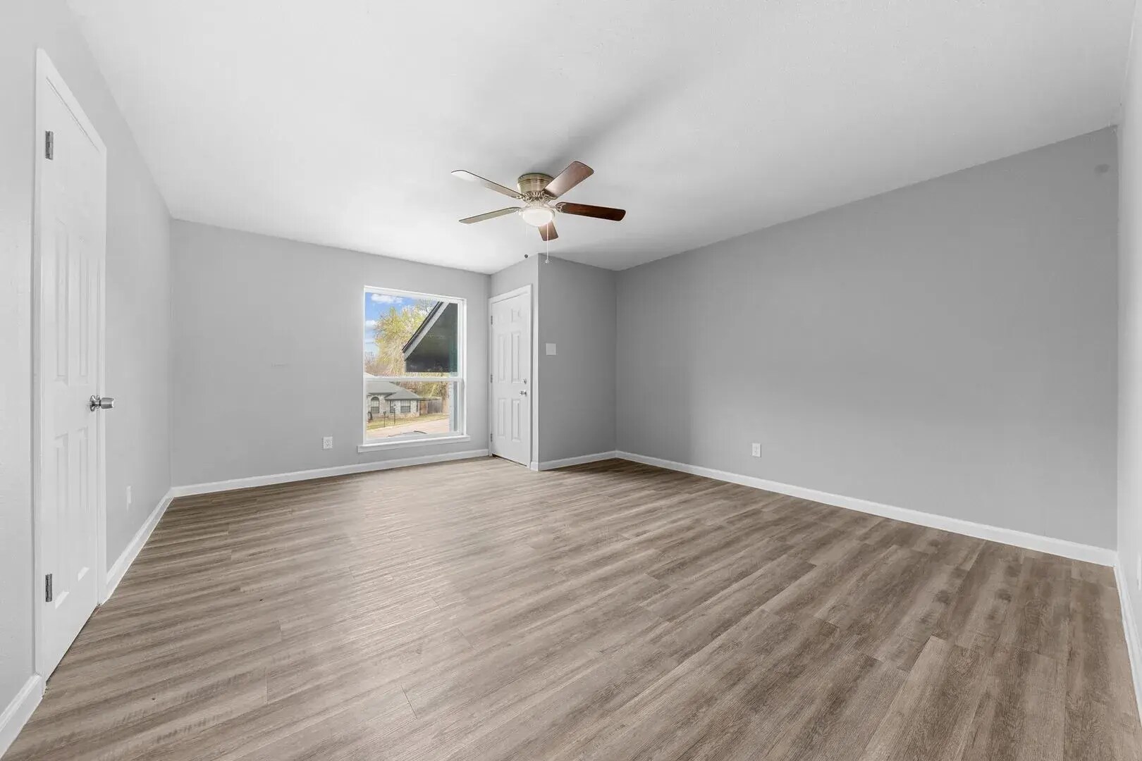 Living room - 124 Wind Ridge Dr