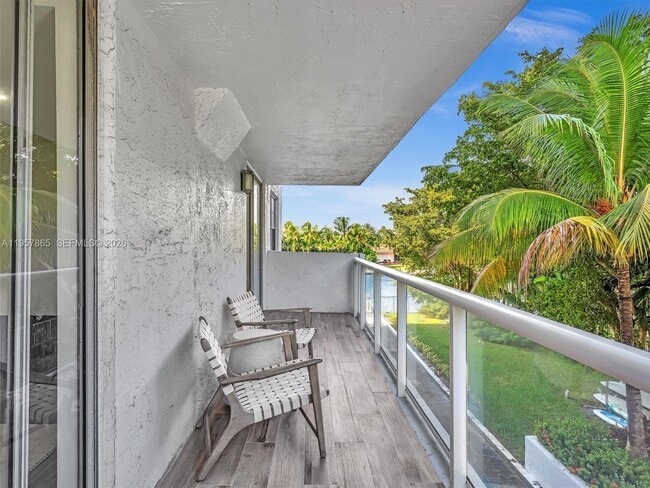 Building Photo - 10000 W Bay Harbor Dr