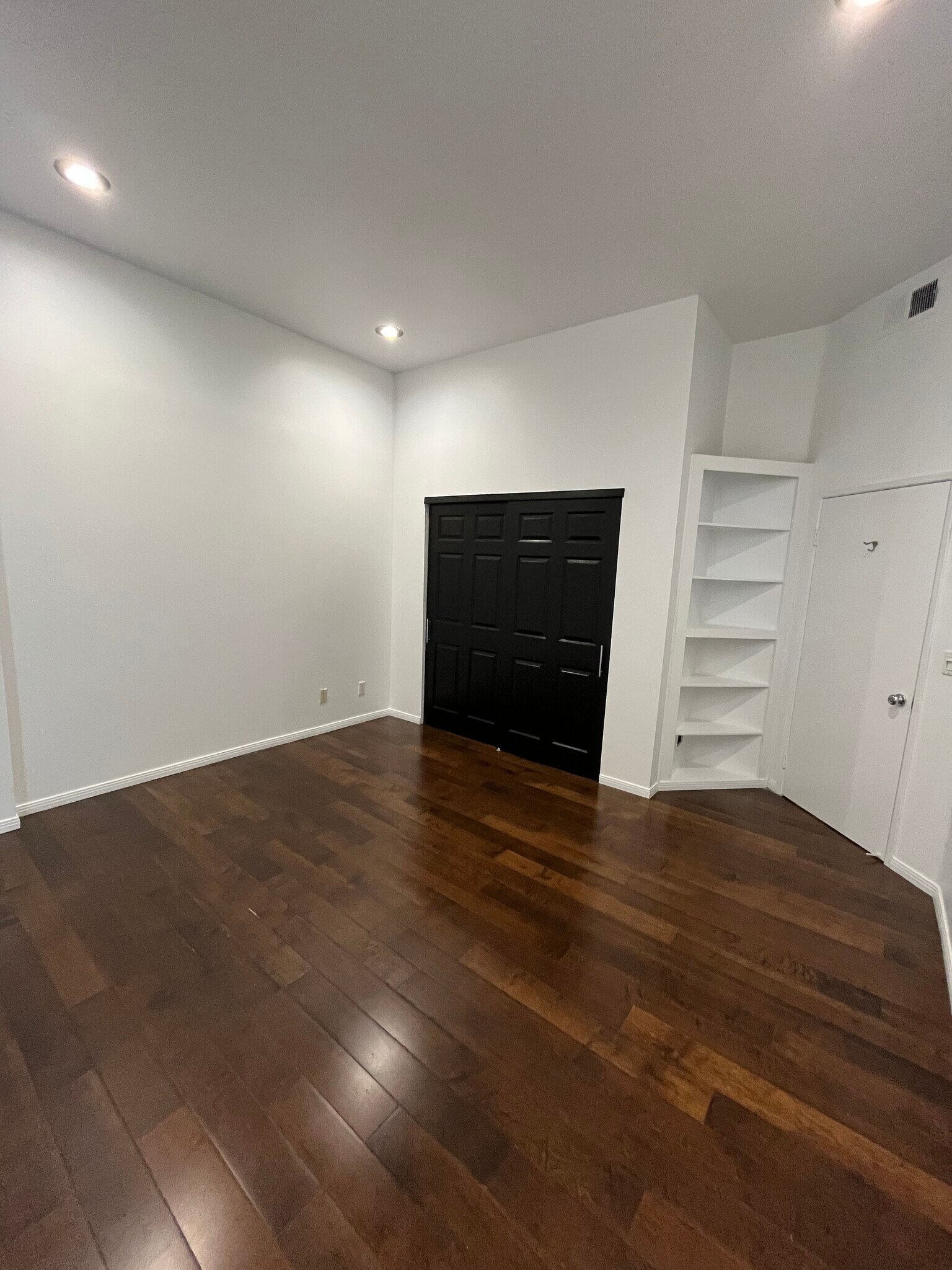 Building Photo - 860 S Lucerne Blvd