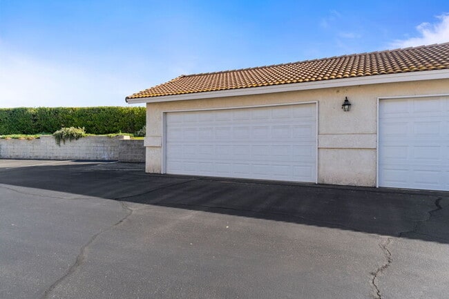 Building Photo - 8884 N Del Mar Ave