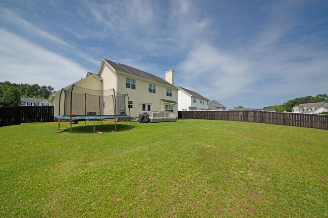 Building Photo - 930 Commons Dr N