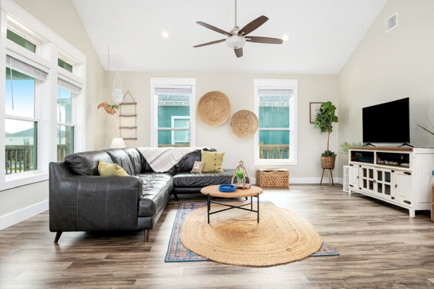 Primary Photo - 951 Gulf Shores Dr