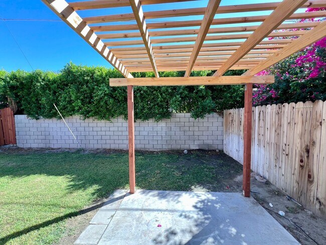 Building Photo - AVAILBLE NOW !!  3-bedroom 2 bath Duplex i...