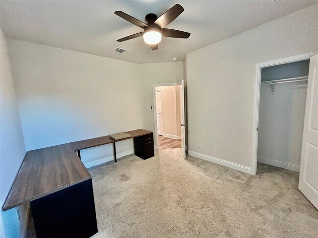 Building Photo - 541 Firethorn Dr