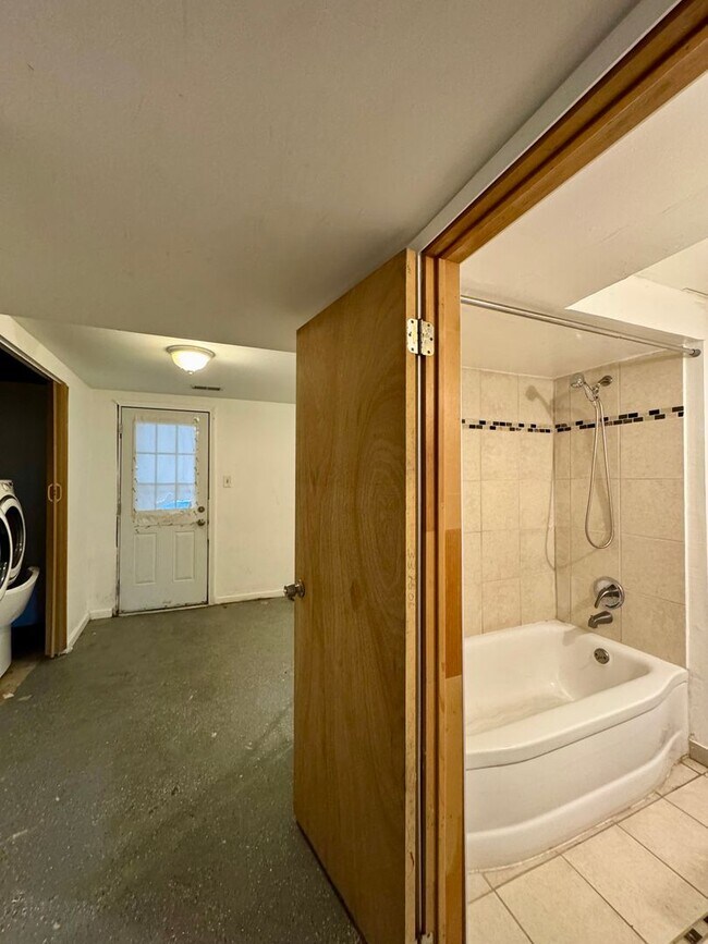 Building Photo - Charming 3 Bedroom/2 Bathroom in Essex, MD!