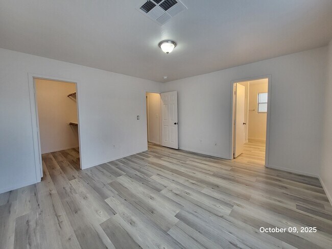 Building Photo - 9708 Villa Lorena Ave