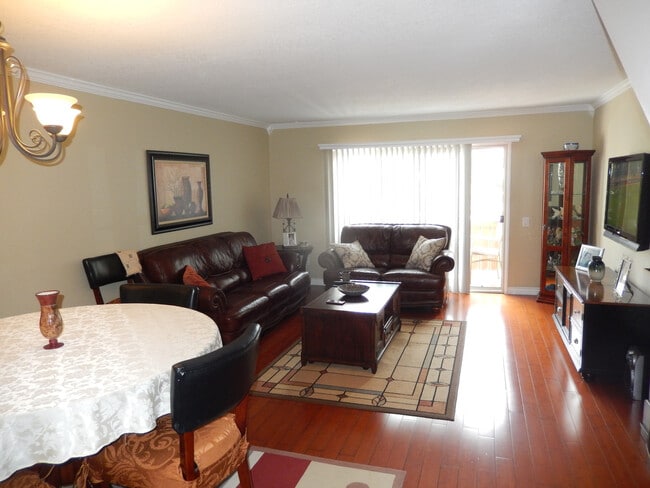 Building Photo - Updated 2 Bed, 1.5 Bath in La Mesa!! Water/Trash Included