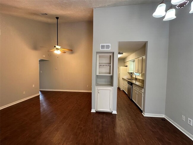 Building Photo - 4745 Holly Ln E