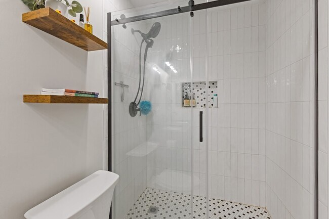 Building Photo - 515 Basswood Ave