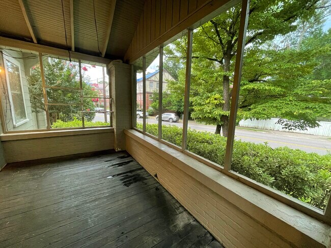 Screened in porch - 908 Oxmoor Rd