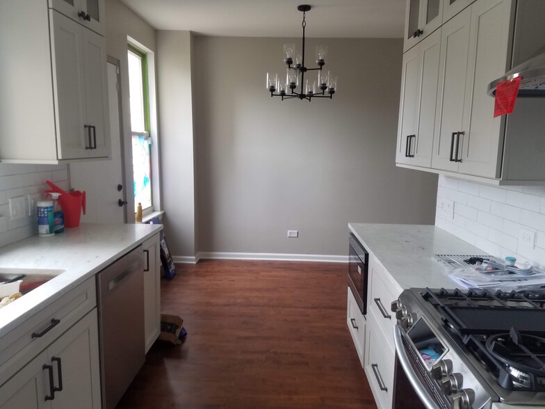 Eat-in kitchen- recently renovated - 4436 S King Dr