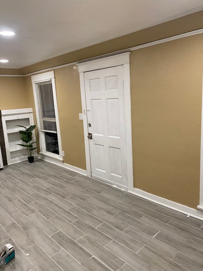 Building Photo - 716 W 60th St