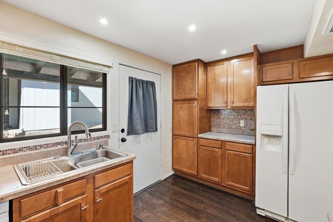 Building Photo - Charming Furnished, 55+ Community in Green Valley!