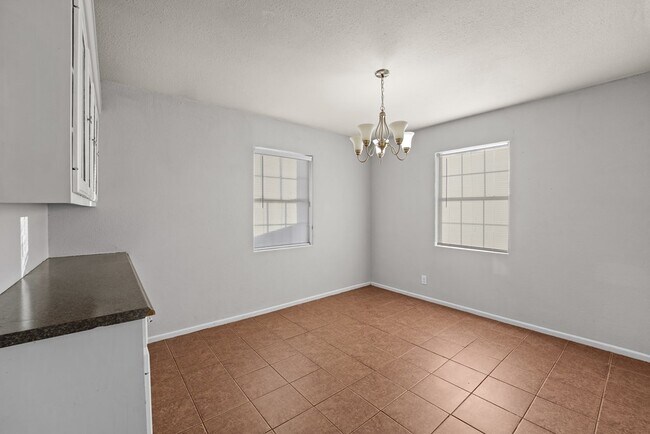 Building Photo - 1728 Linda Ave