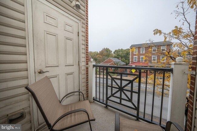 Building Photo - 300 W Elm St