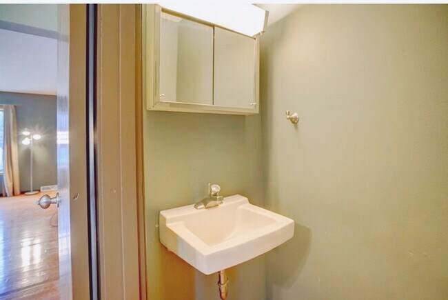 Building Photo - 115 Lakewood Gardens Ln