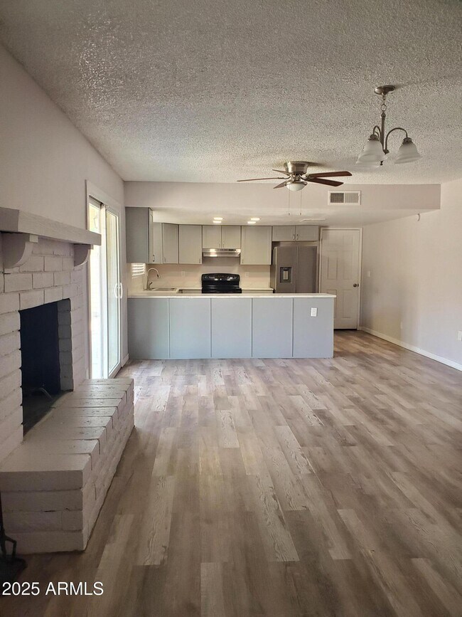 Building Photo - 1511 E Desert Dr