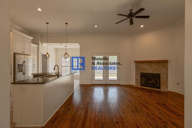 Building Photo - Beautiful 4 bedroom, 2 bathroom house in B...